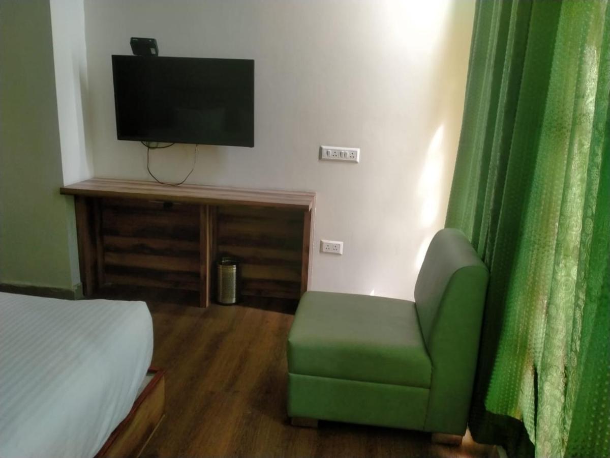 Hotel Pepper Hisar Bagian luar foto